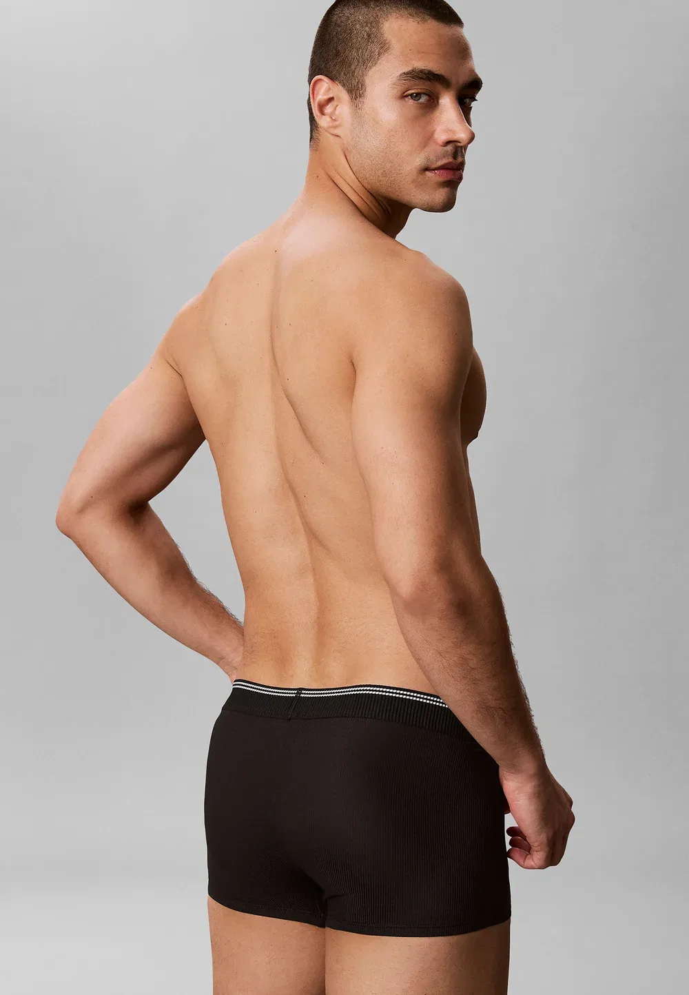 Трусы с низкой посадкой - микро-трусики с графической монограммой Calvin Klein, Black — фото 3