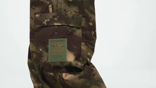 Мужские брюки с камуфляжным принтом Camo Pants Adidas Originals, оливковый — фото 2