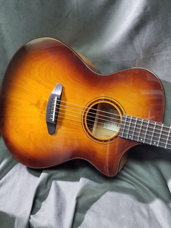 

Breedlove Pursuit Exotic S Concerto CE All Myrtlewood Tiger's Eye