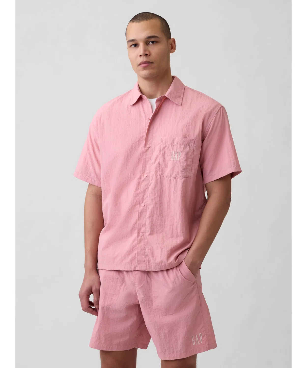 Мужская рубашка из переработанного нейлона с коротким рукавом GAP, Off White — фото 3