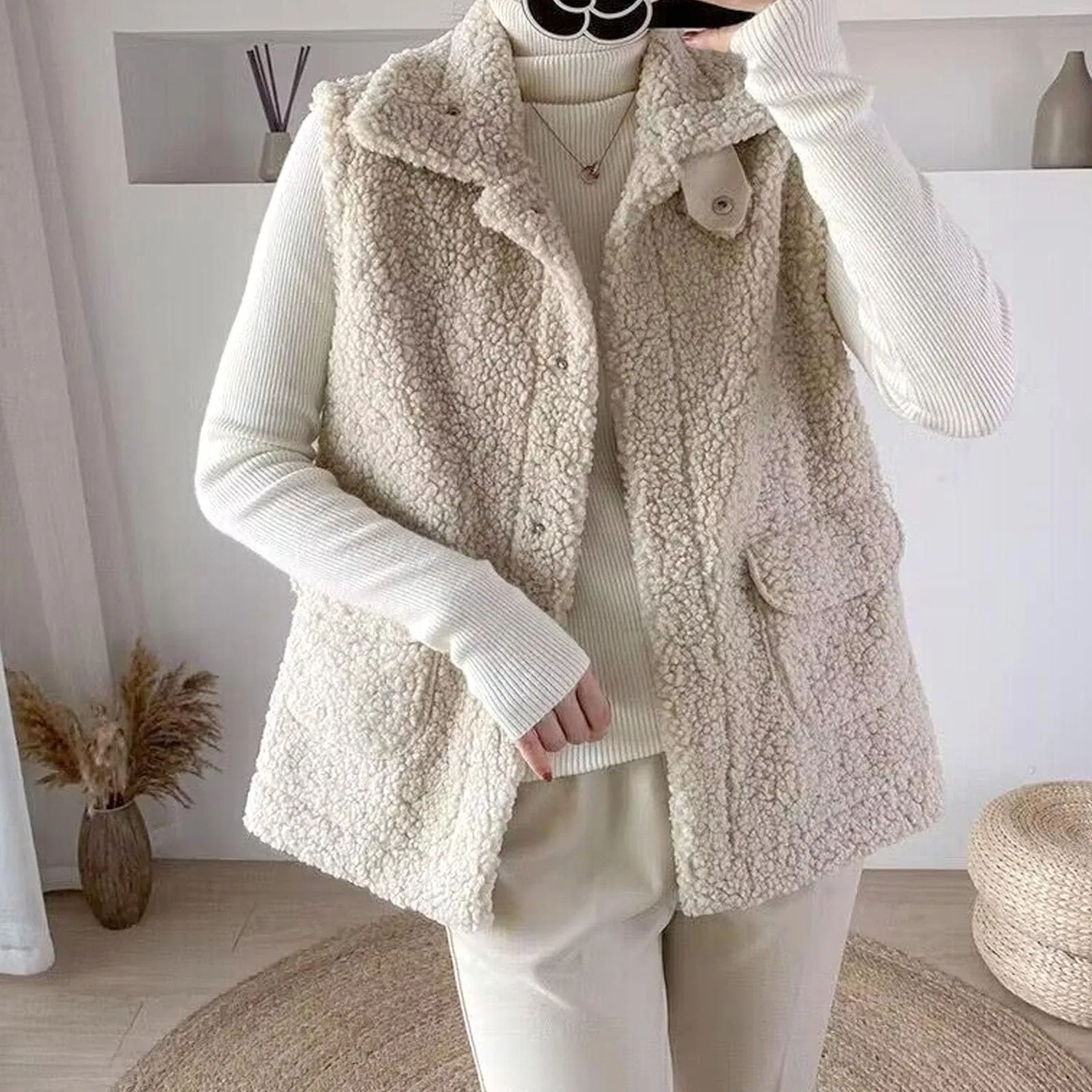 Женский безрукавный жилет из флиса с принтом, beige — фото 2