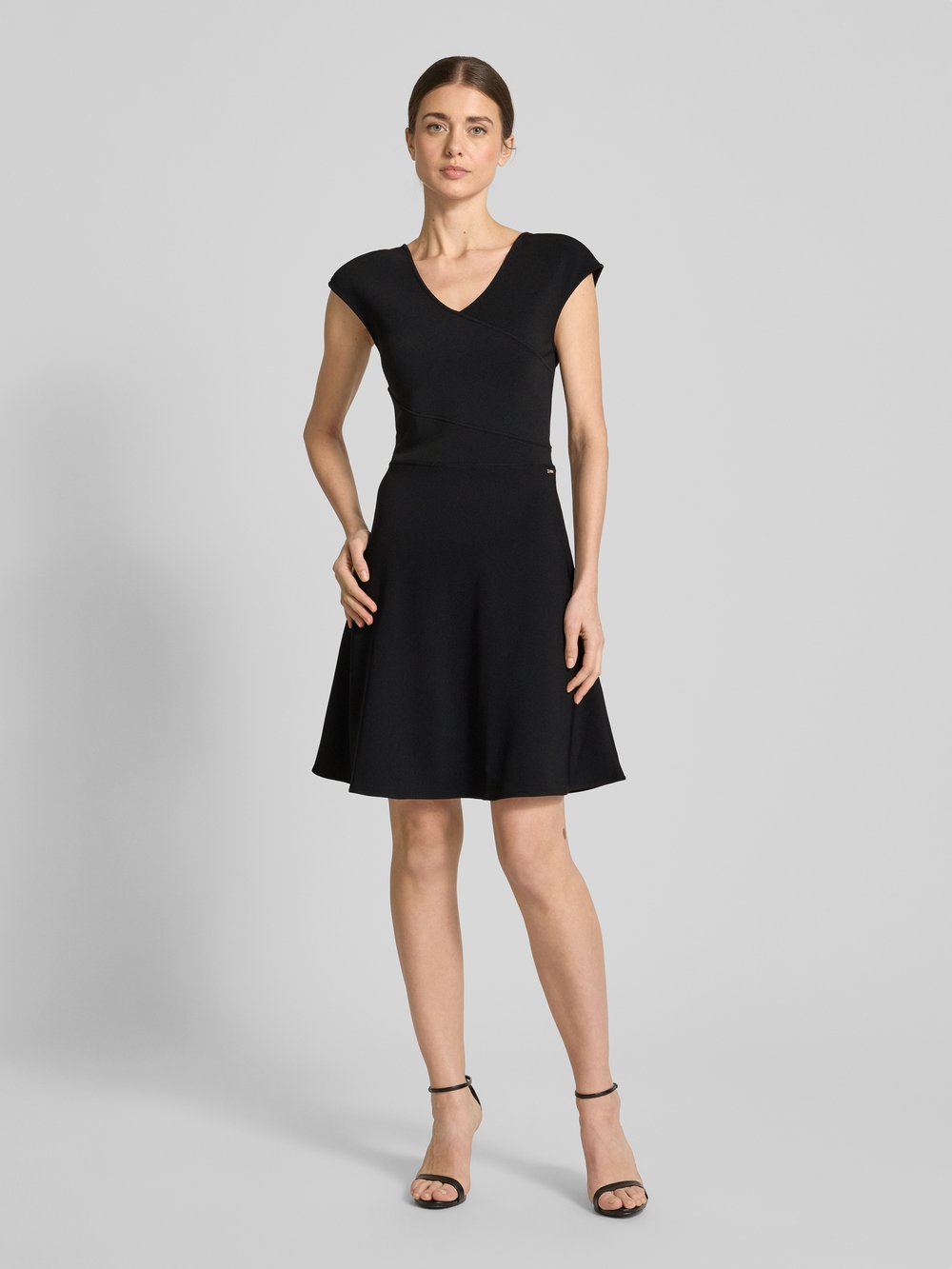 

Коктейльное платье с V-образным вырезом ARMANI EXCHANGE, черный