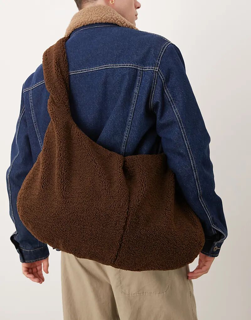 

Пушистая сумка-тоут ASOS DESIGN коричневого цвета