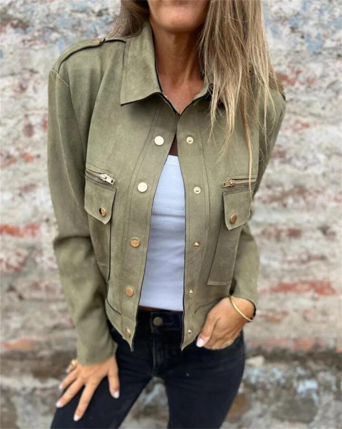 Женская куртка-косуха из замши с коротким кроем, army green — фото 3