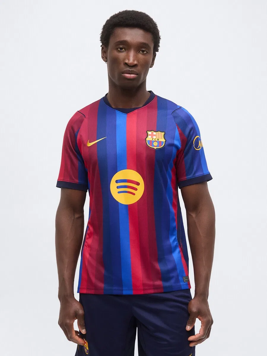 Футболка NIKE 'FCB' в темно-синем, лазурном, ярко-красном и клюквенном цветах — фото 2