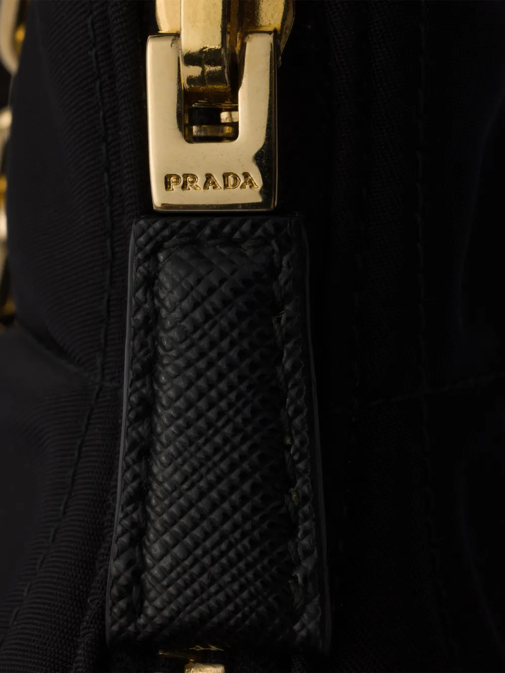 Мини-сумка Re-Edition стёганая на цепочке через плечо Prada, черный — фото 4