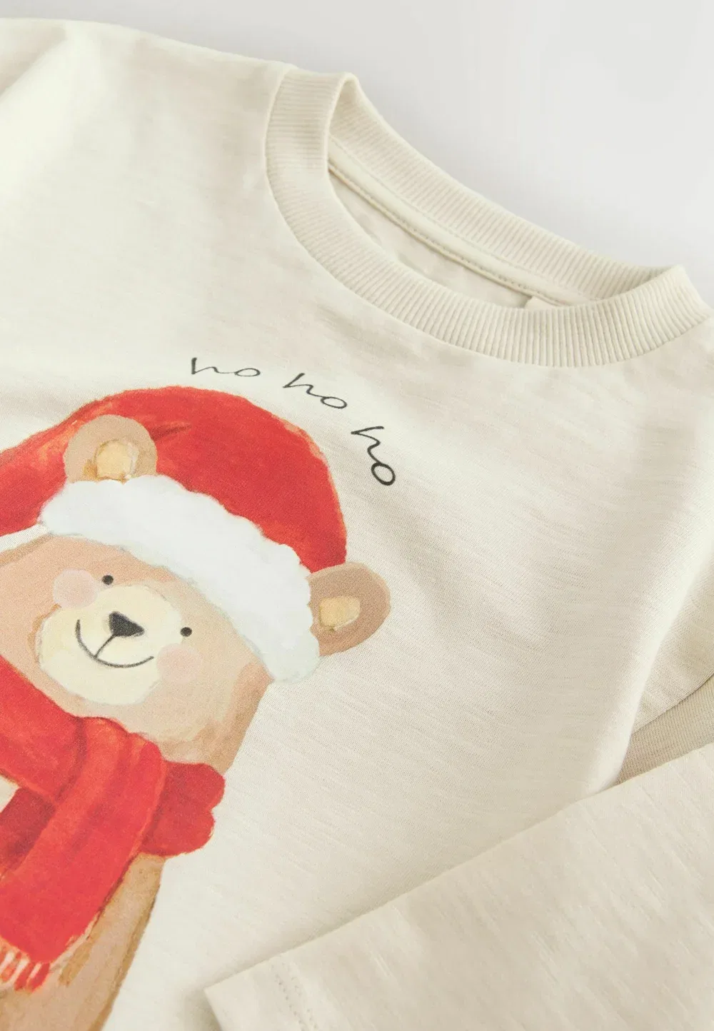 Футболка с длинным рукавом, стандартного кроя Next, Cream Bear With Santa Hat — фото 3