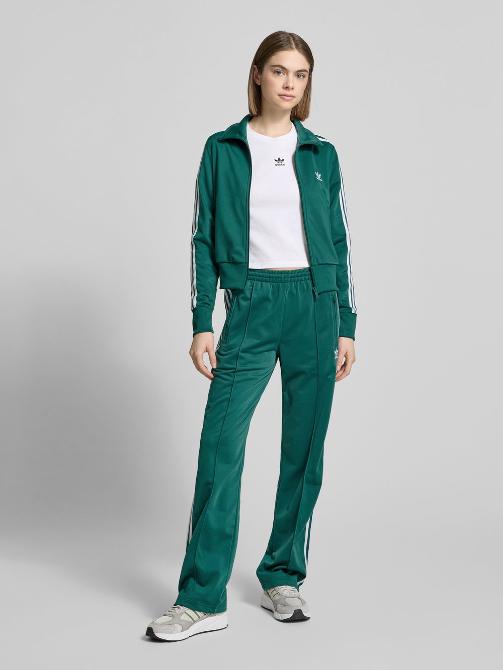 

Спортивные брюки с эластичным поясом adidas Originals, темно-зеленый
