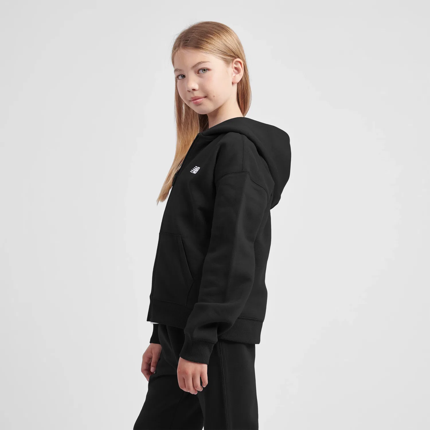Детское худи на молнии с капюшоном с вышитым логотипом BB Small Logo New Balance, Black — фото 3