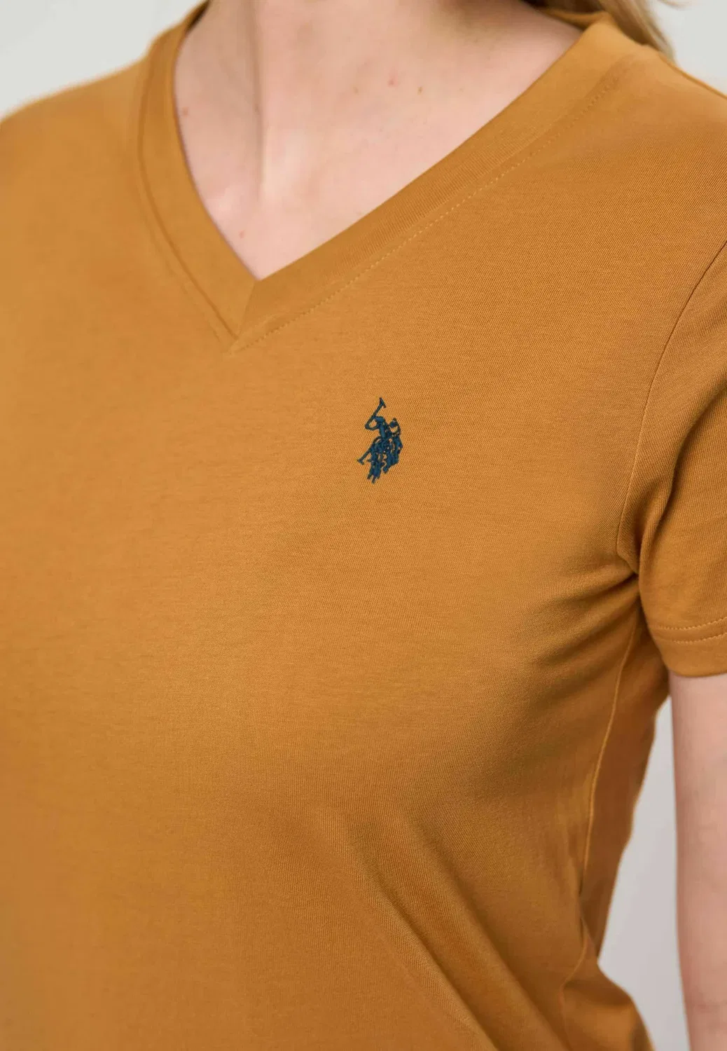 Футболка Uwassia с V-образным вырезом - базовая футболка U.S. Polo Assn., Brown Sugar — фото 4
