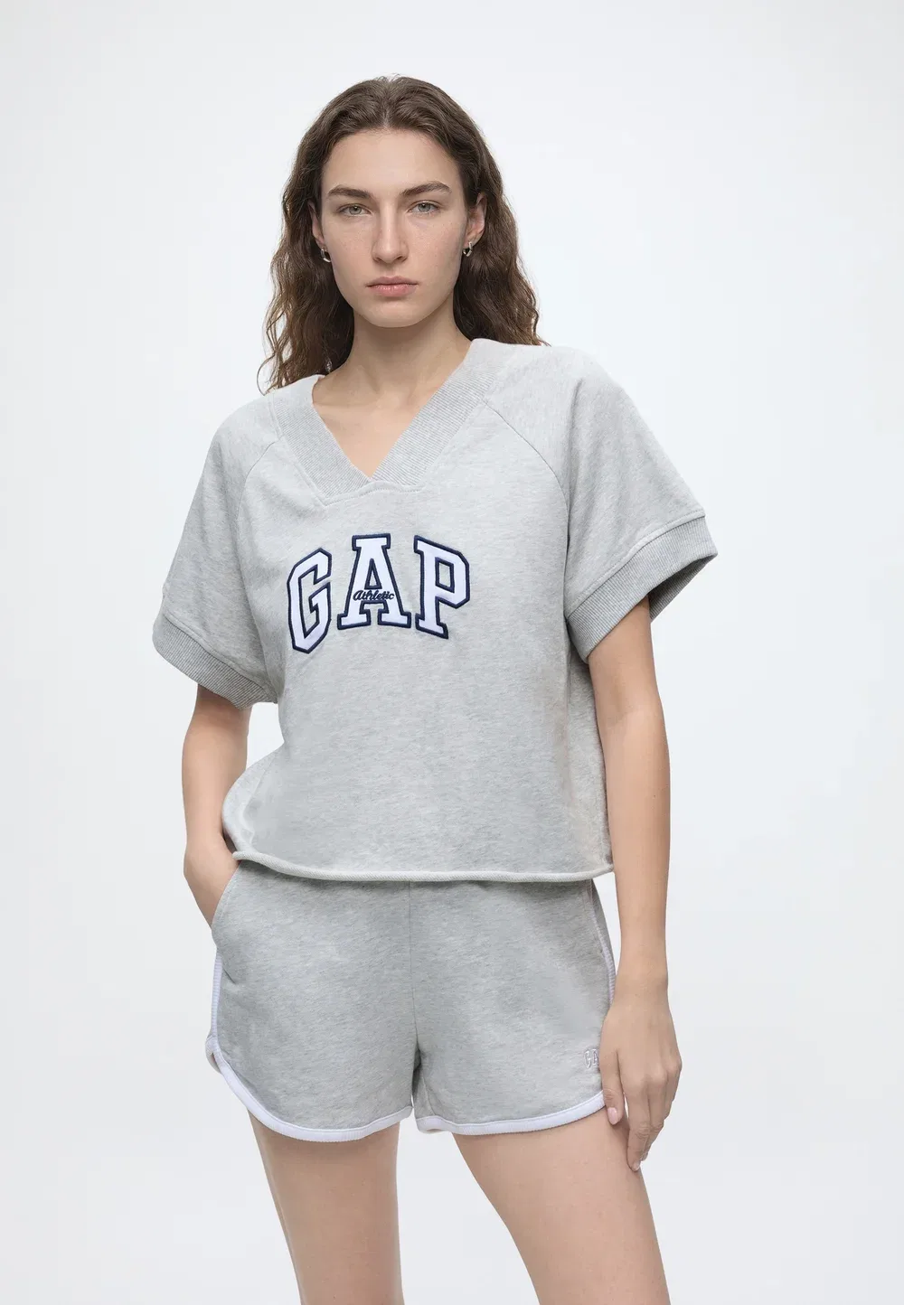 Футболка с V-образным вырезом и логотипом - базовая модель Gap, Bc03