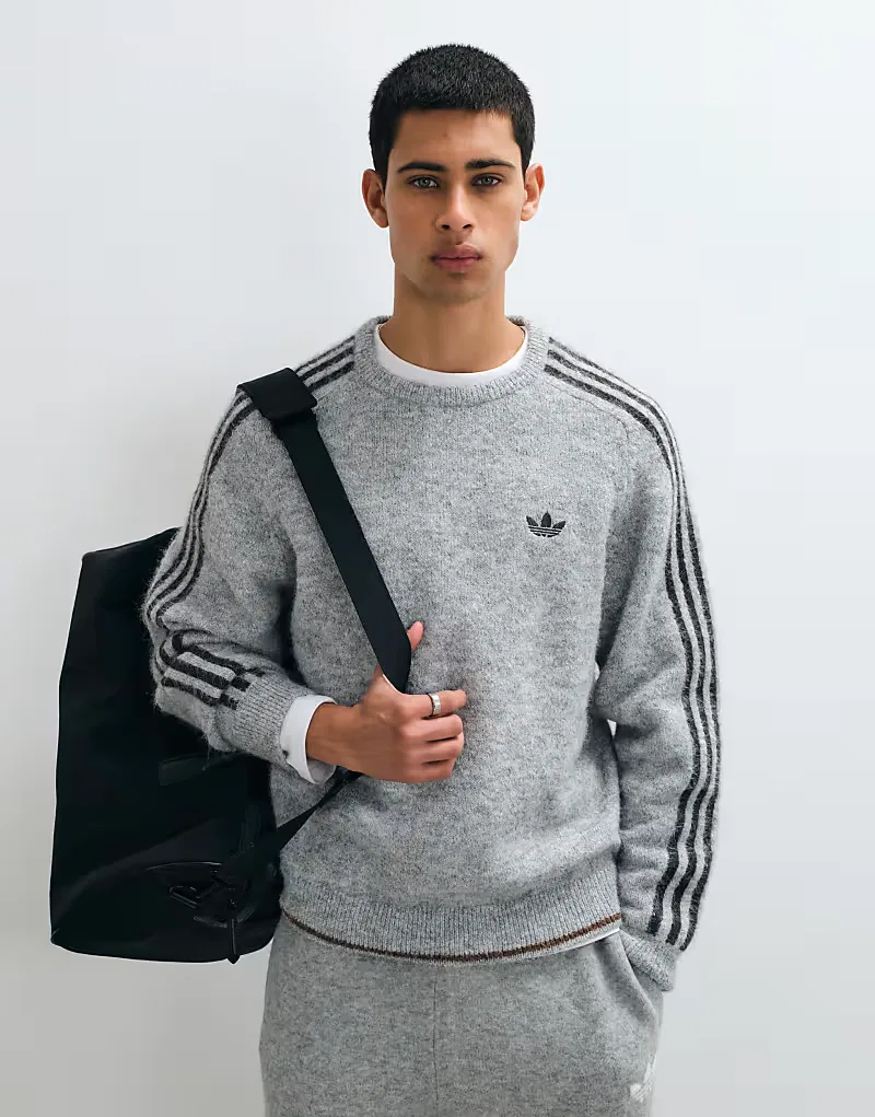 Вязаный пушистый джемпер Adidas Originals с тремя полосками, серый — фото 4