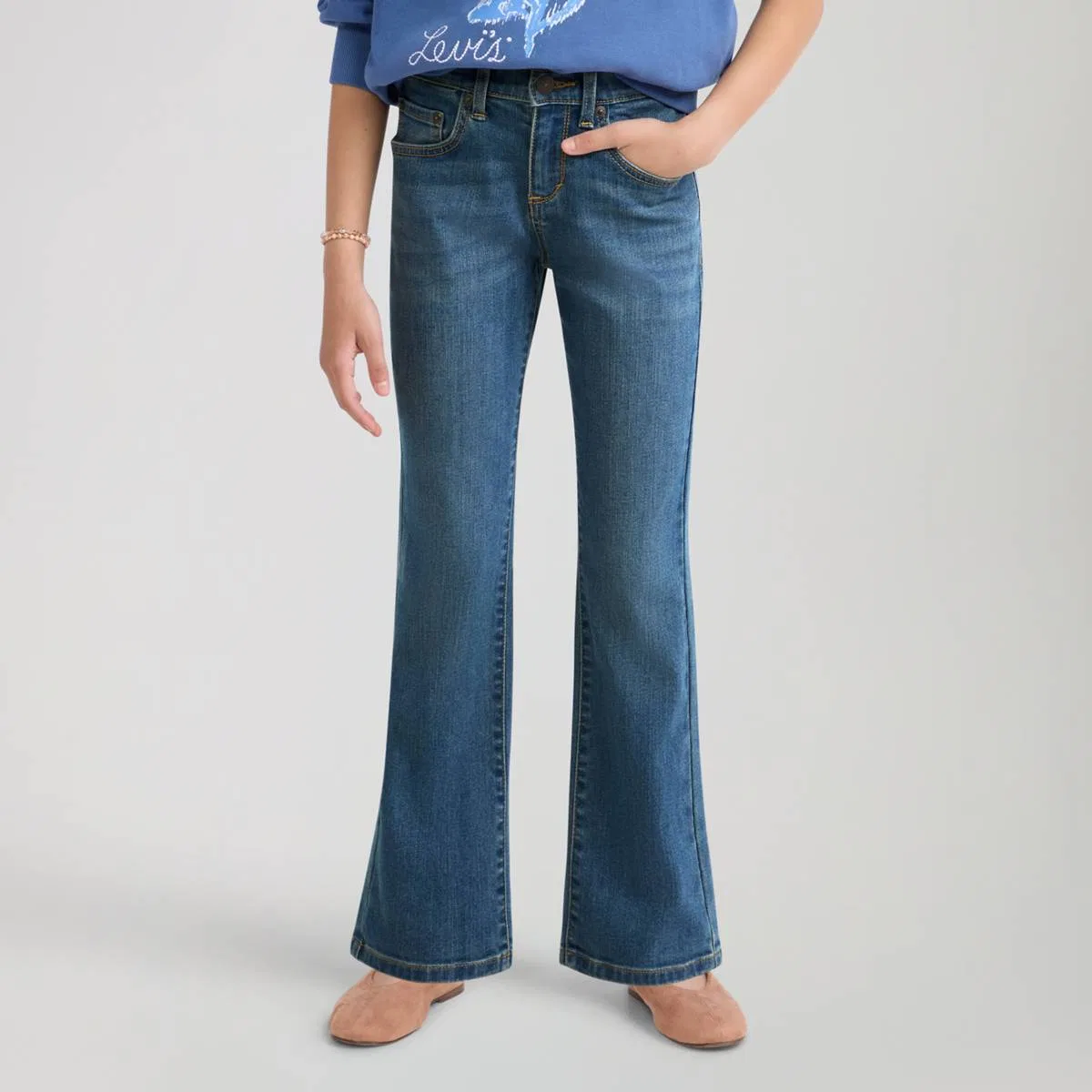 Классические джинсы-клеш для девочек 7-16 лет Levi's, Lapis Awe - Medium Wash — фото 2