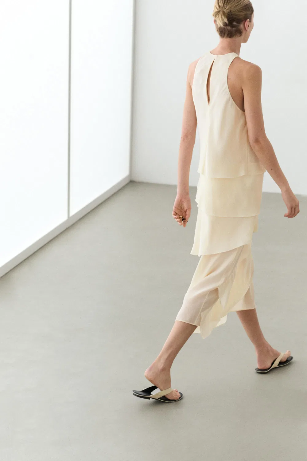 Струящееся платье миди с оборками Massimo Dutti, кремовый — фото 4