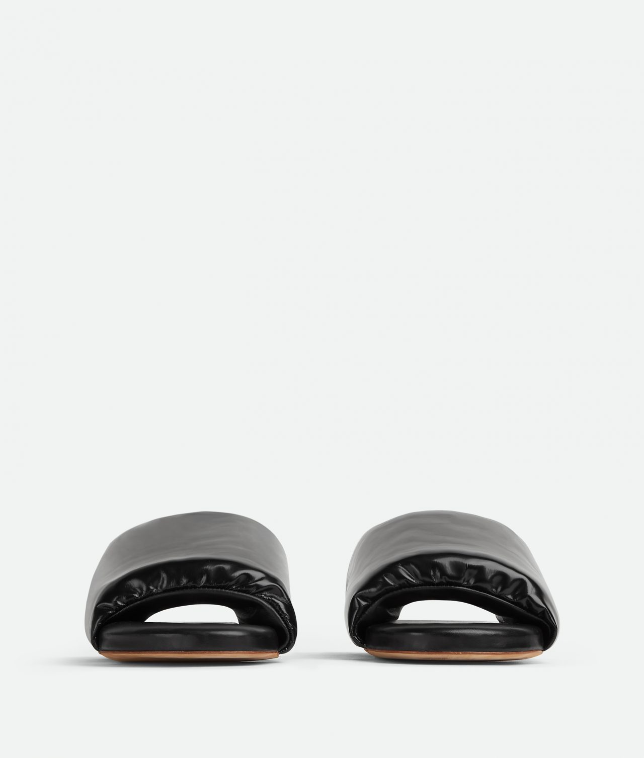 Сандалии Bottega Veneta Cushion Mule Black, черный — фото 4