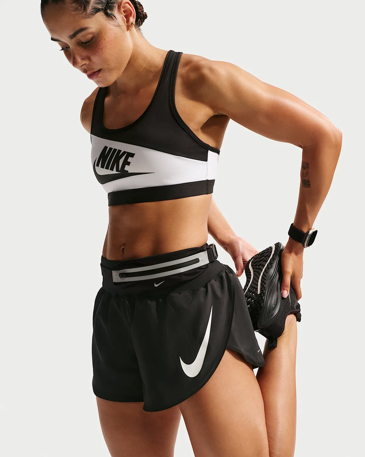Женский спортивный бюстгальтер Nike Swoosh средней поддержки с поролоном, White/Black/Black/Black — фото 3