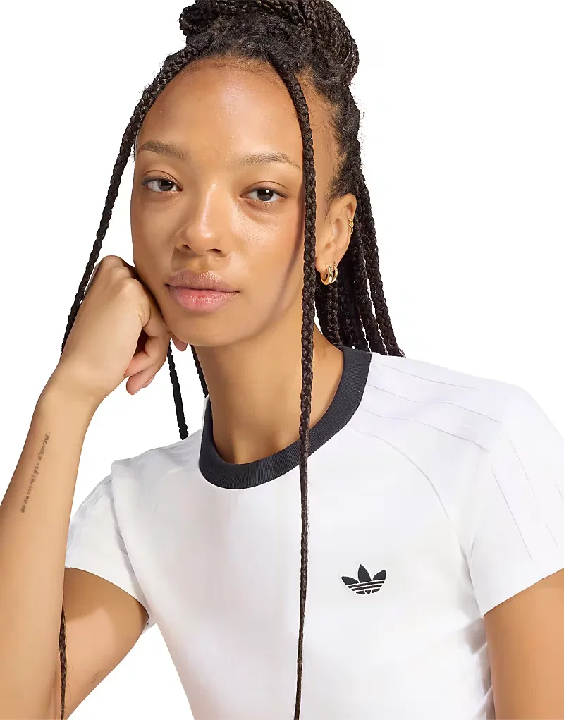 Футболка Adidas Originals x Jennie, белый, надетая поверх другой одежды — фото 3