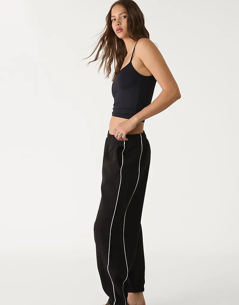

Джоггеры Stradivarius с окантовкой черного цвета