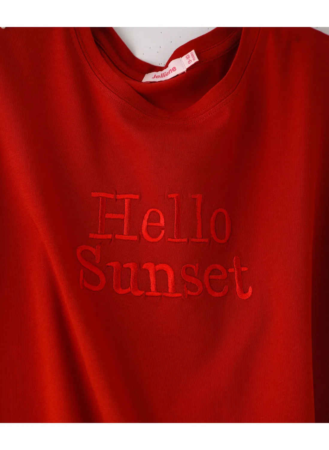 Футболка с вышивкой Hello Sunset Jelliene, красный — фото 3