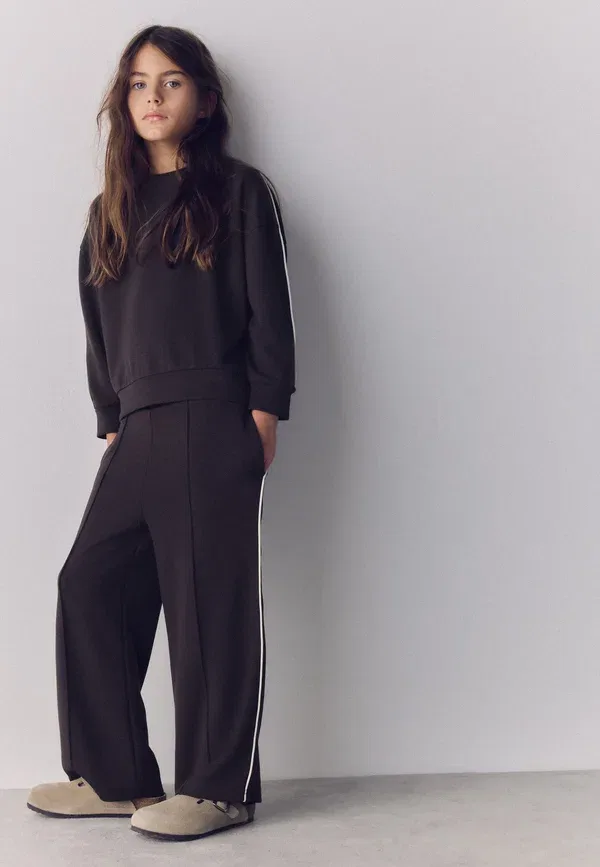 Спортивный костюм из джерси, модель Regular fit crew and wide leg joggers set, The Set, chocolate brown, коричневый/шоколадный — фото 2