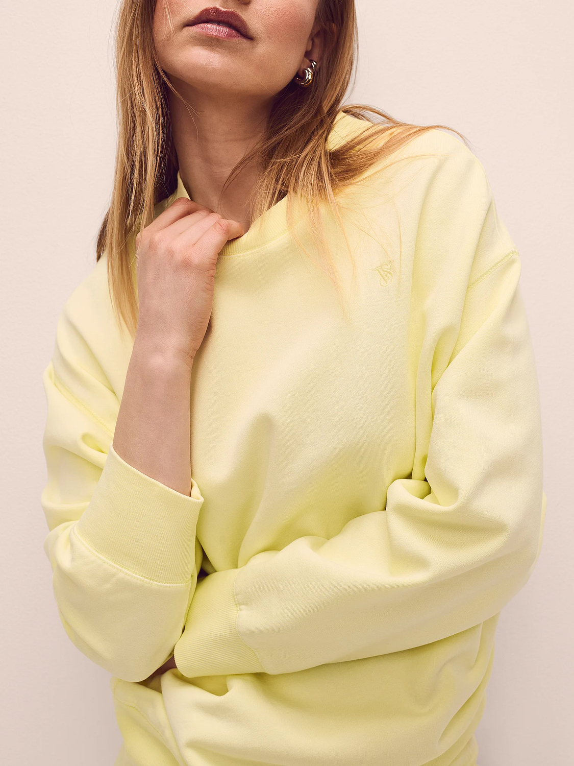 Свитшот Victoria's Secret Angel Essentials Effortless Fleece Crewneck, светло-желтый — фото 2