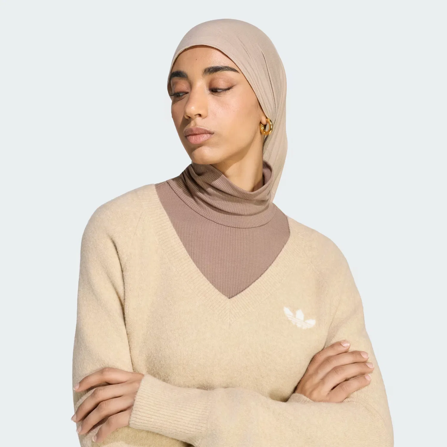 Женский свитшот с V-образным вырезом Essentials Knit V-Neck Sweatshirt Adidas Originals, хаки — фото 4