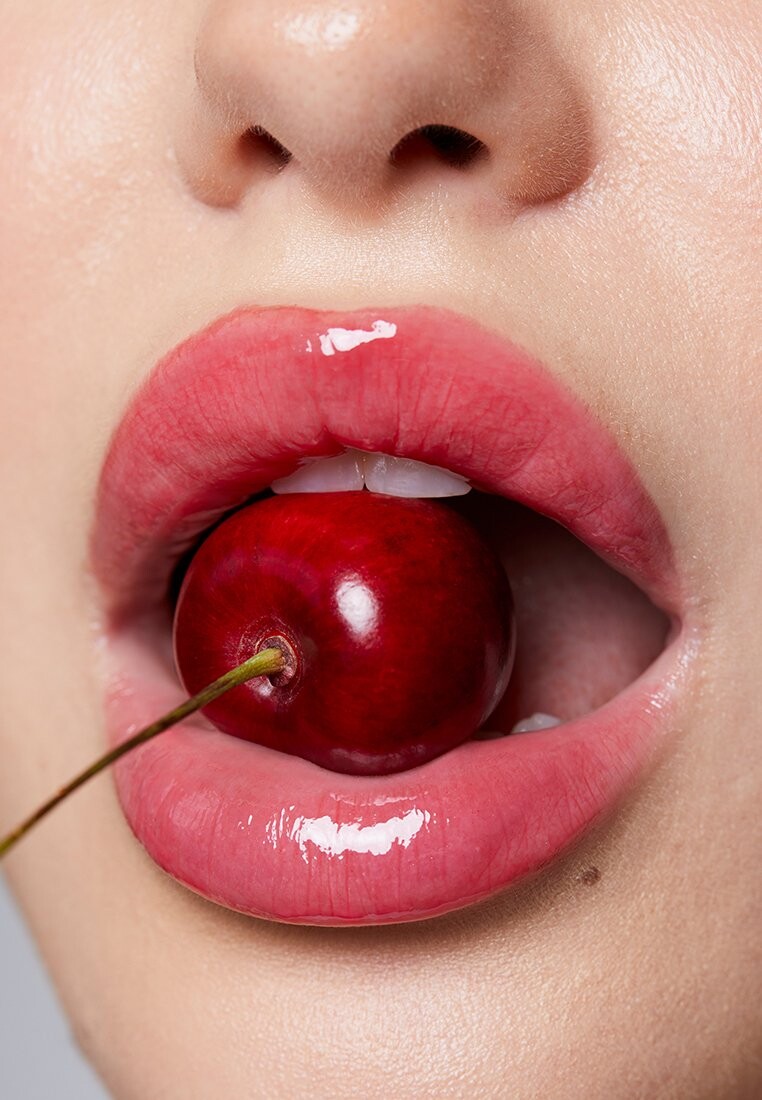 

Блеск для губ PLUMPY LIP GLOSS, FEUCHTIGKEITSSPENDENDE PFLEGE MIT VOLUMENEFFE fleeky, темно-красный