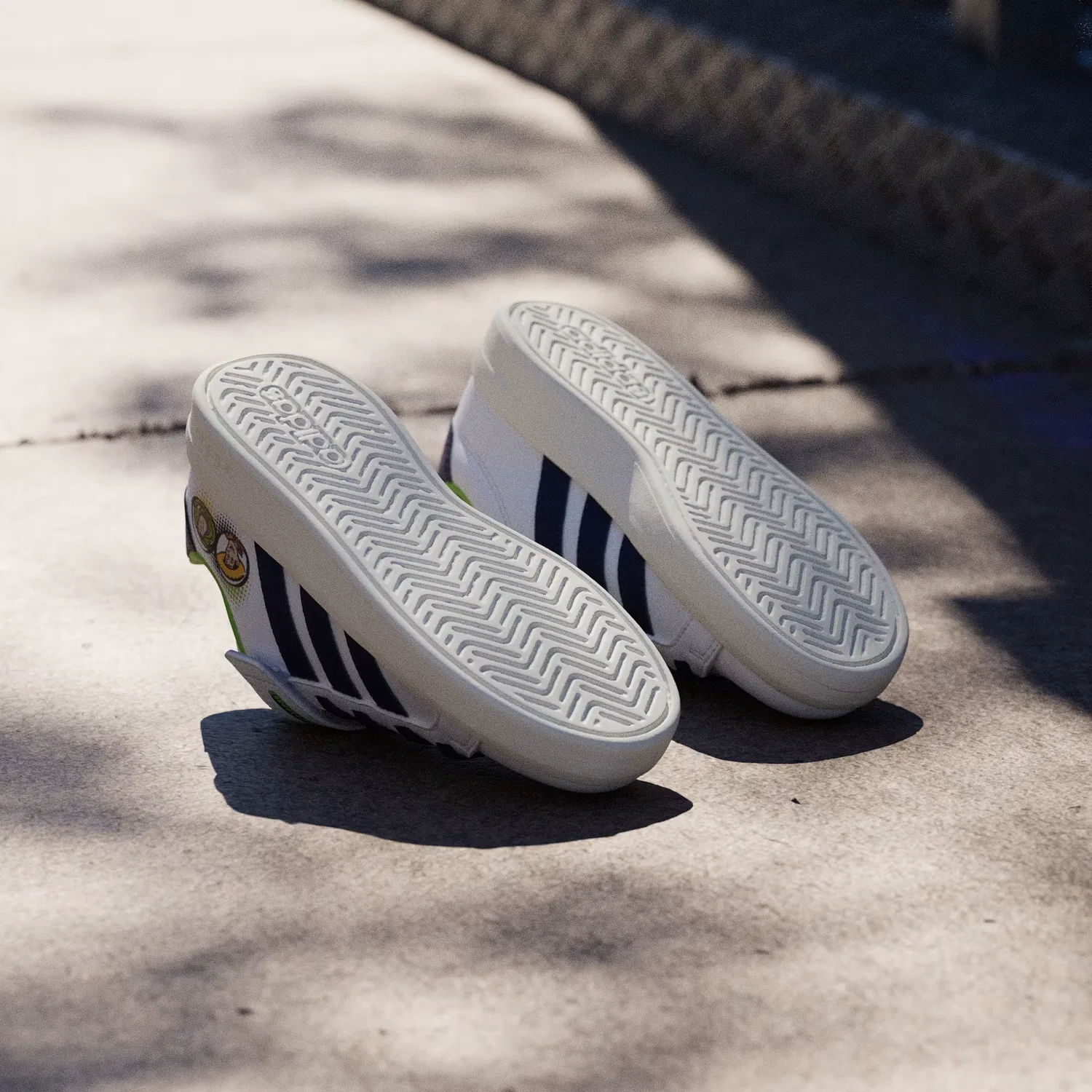 Детские кроссовки с эластичными шнурками Pixar Toy Story Grand Court Adidas Sportswear, облачно-белый/темно-синий/кремовый — фото 4