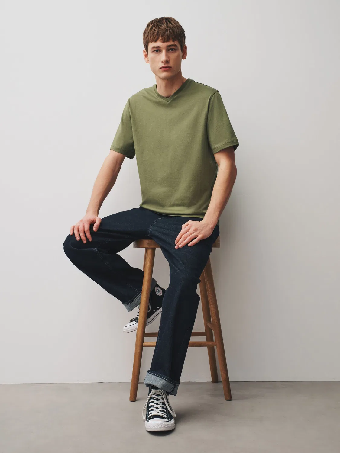 Футболка V-образный вырез Regular Fit Essential Next, зеленая — фото 2
