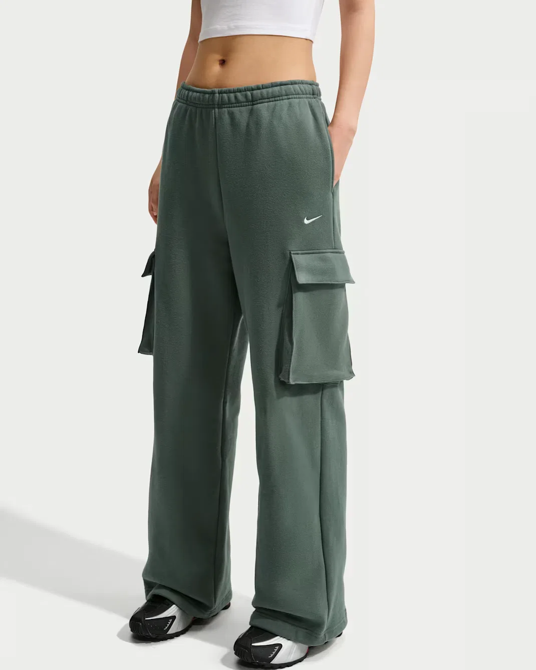 Женские брюки-карго свободного кроя с высокой посадкой Nike Studio Fleece Medium Weight, Camo Green/Sail — фото 2