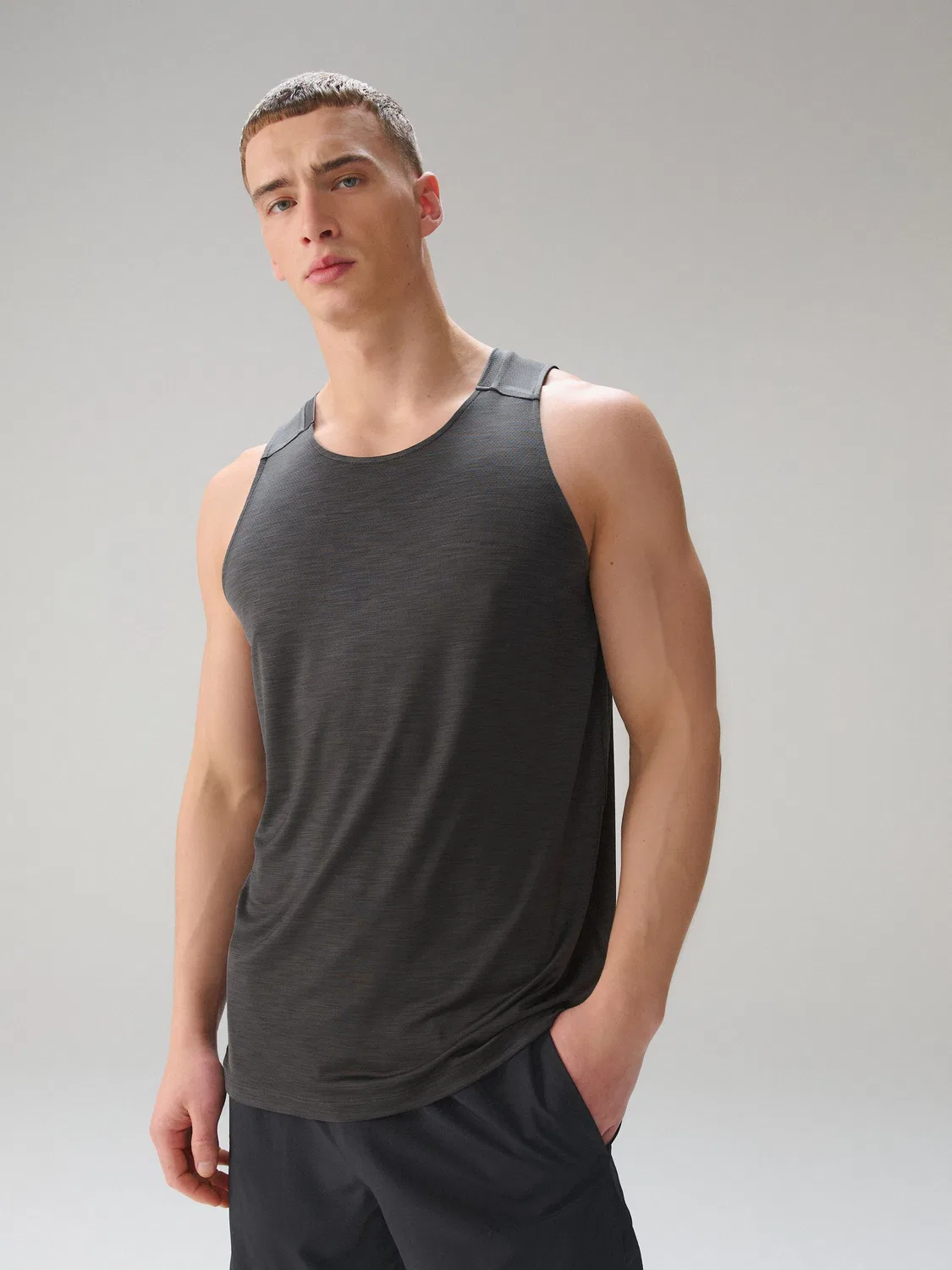 Майка тренировочная Active Gym Training Top Next, черный/красный/угольно-серый — фото 3