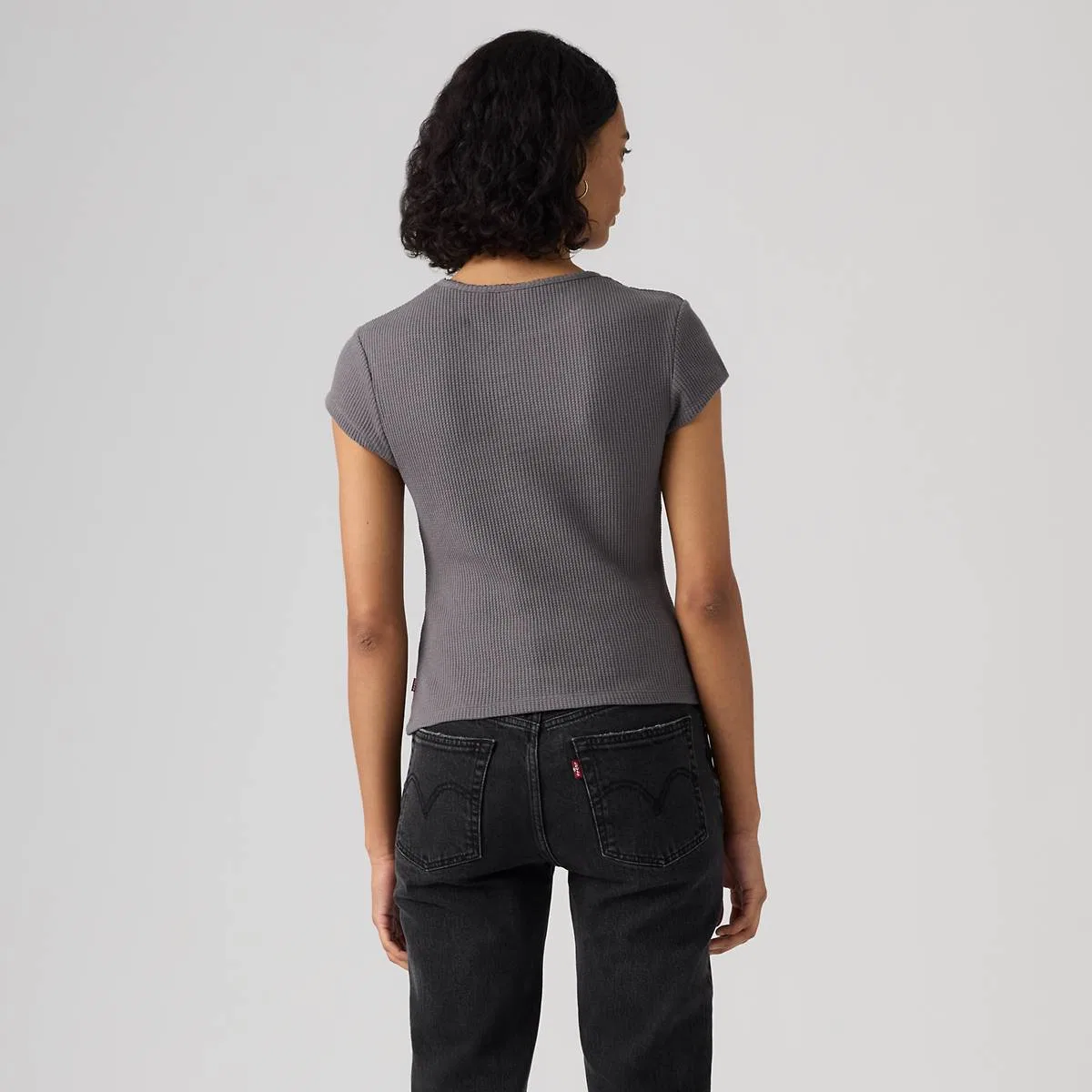 Футболка с коротким рукавом и графическим принтом в вафельную текстуру Levi's, Smoked Pearl - Black — фото 4