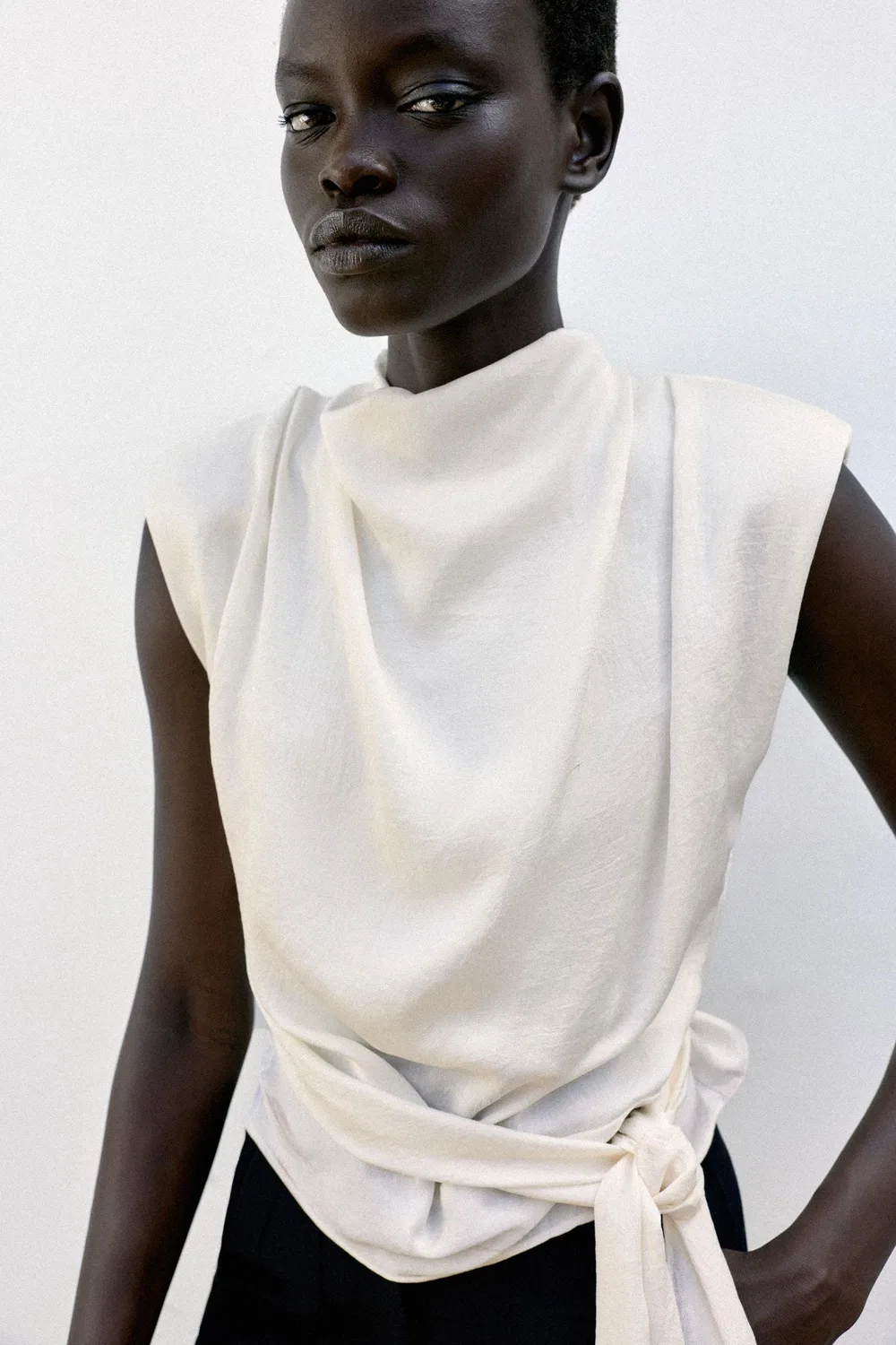 Атласная блузка с подплечниками и узлом ZARA, Ecru — фото 4
