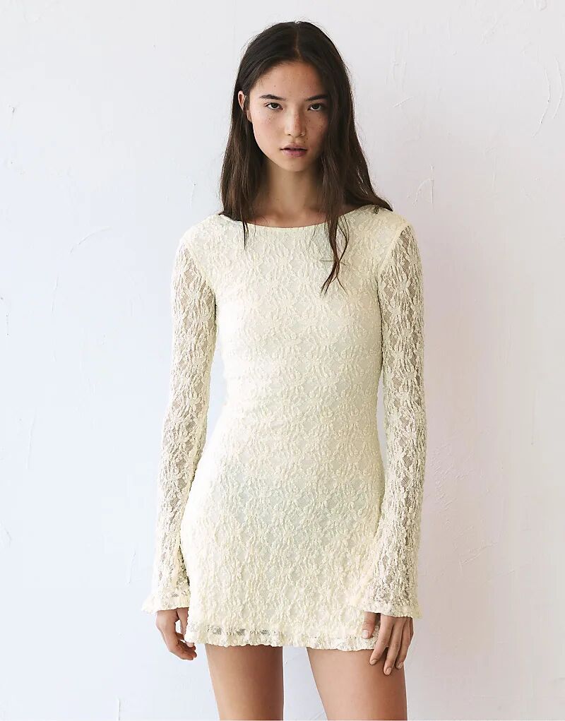 

Короткое кружевное платье с длинными рукавами в бежевом цвете Pull&Bear