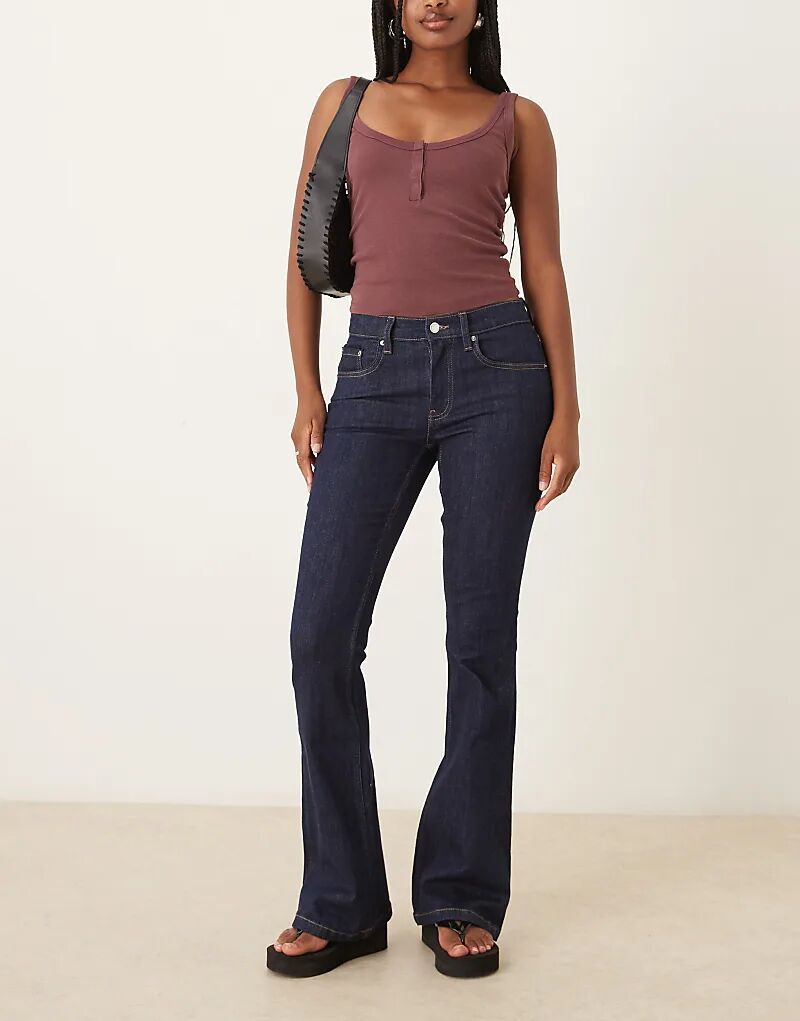 

Джинсы-клеш с заниженной талией Gina Tricot цвета темно-индиго