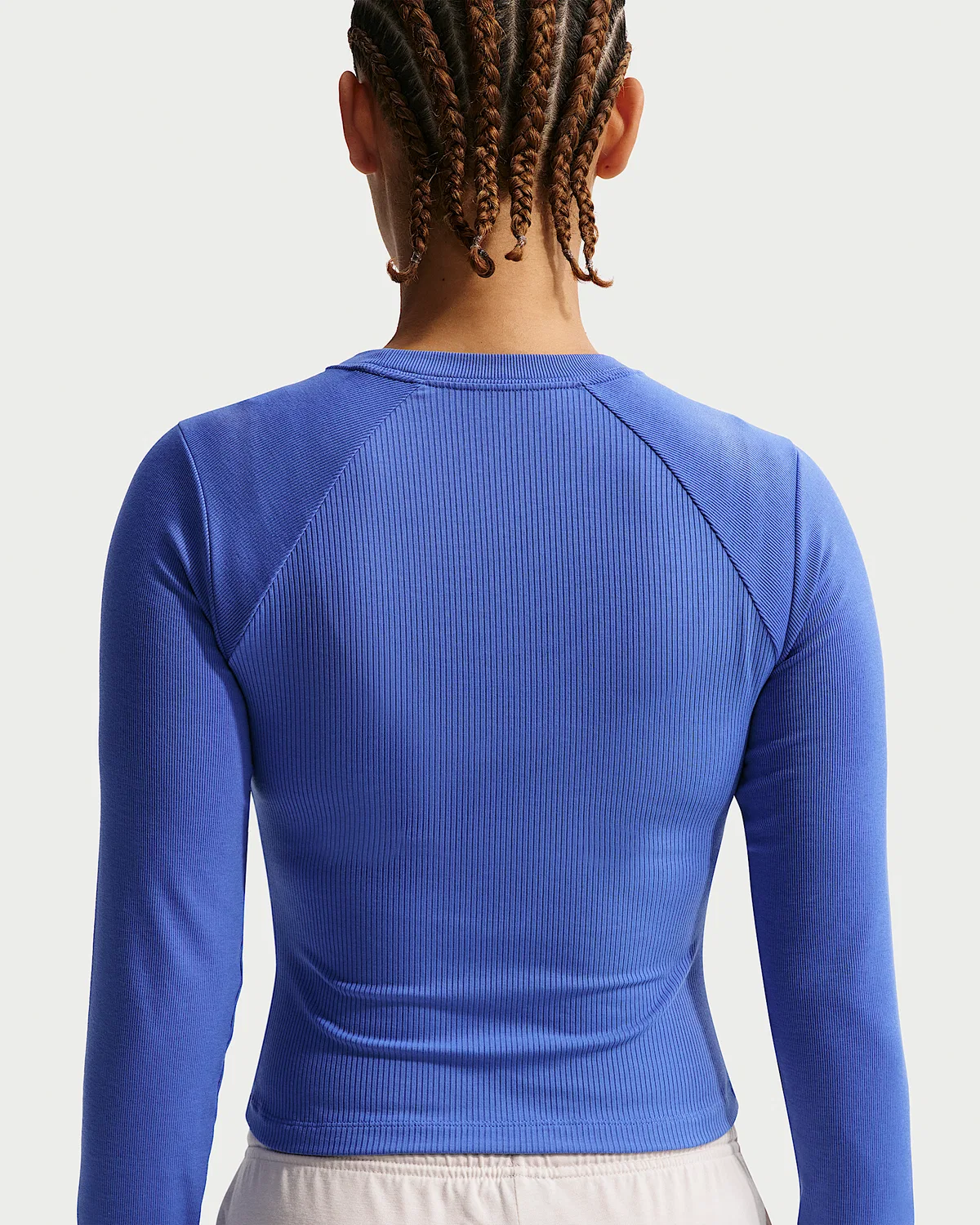 Женская облегающая длинная футболка с ребристой вязкой Nike Sportswear Chill Knit, Light Medium Blue/Sail — фото 2