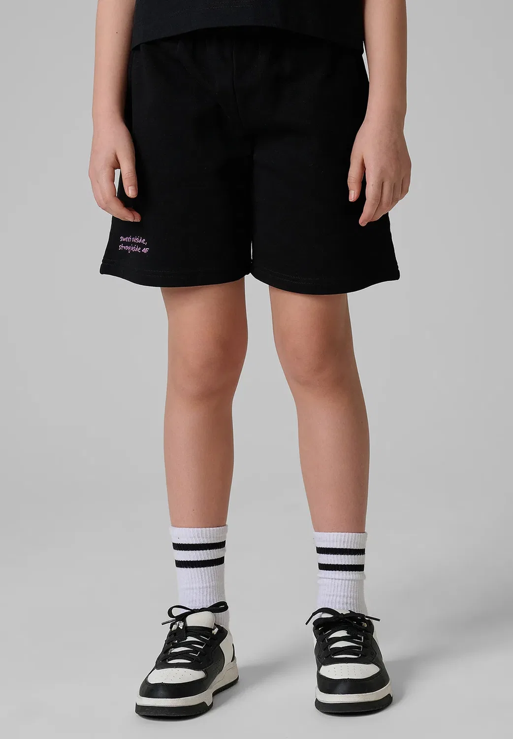 Spodenki dresowe dziewczęce - czarny 164 (13-14 лат) - спортивные шорты 4F, Deep Black — фото 2