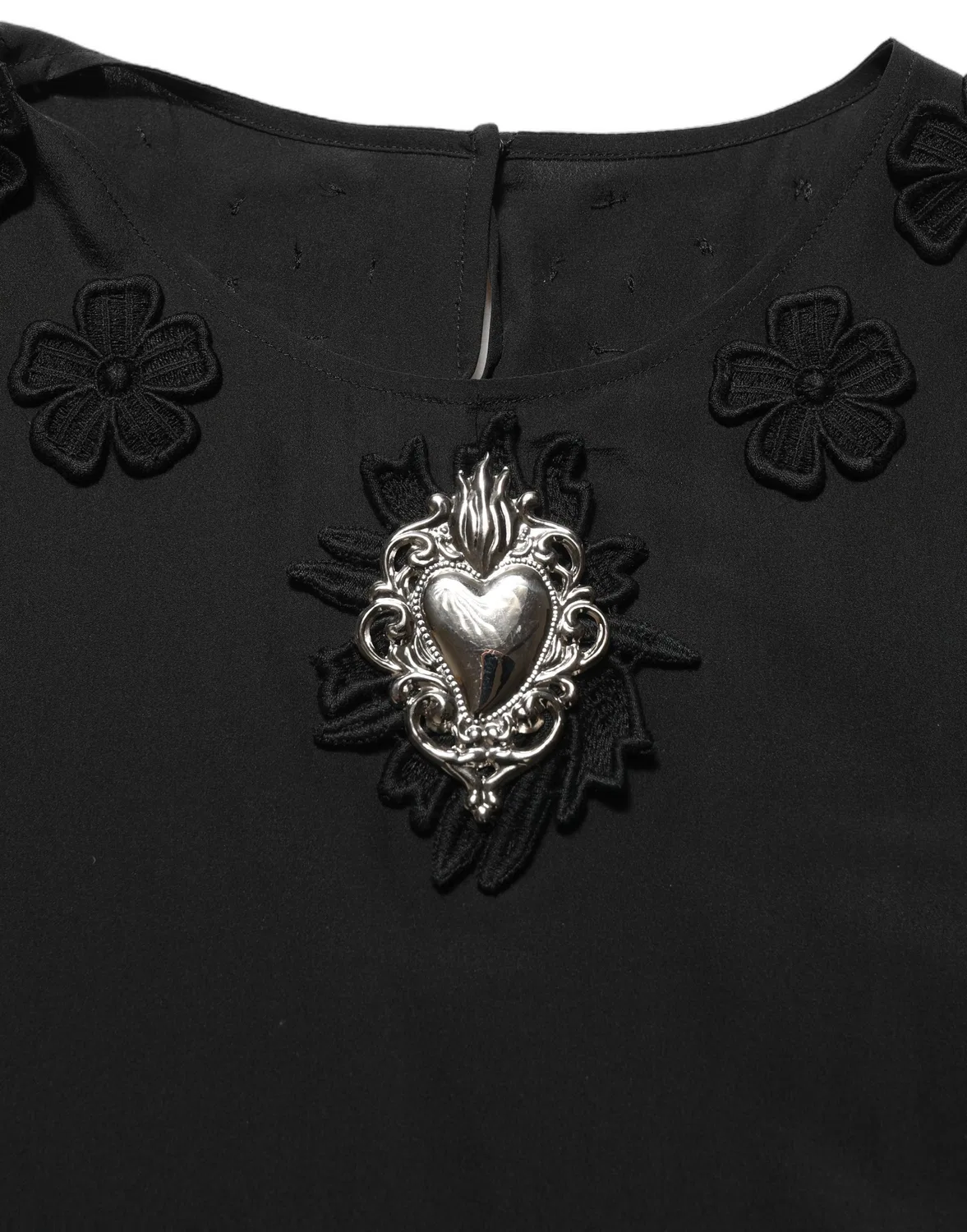 Женская блузка с аппликацией-сердцем и вышивкой розами Black Floral Silk Heart Appliqué Blouse Top Dolce & Gabbana, черный