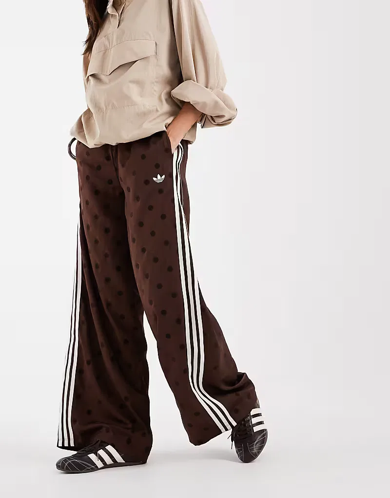 Спортивные брюки Adidas Originals из атласа с широкими штанинами в коричневую точку — фото 2