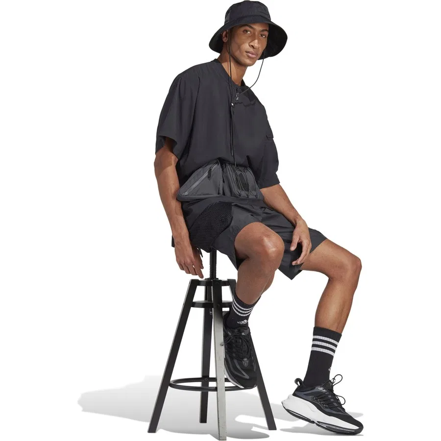 Спортивные шорты с длиной выше колена adidas IC3729, Черный