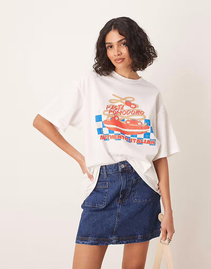 

Футболка ASOS DESIGN oversize с изображением пасты белого цвета
