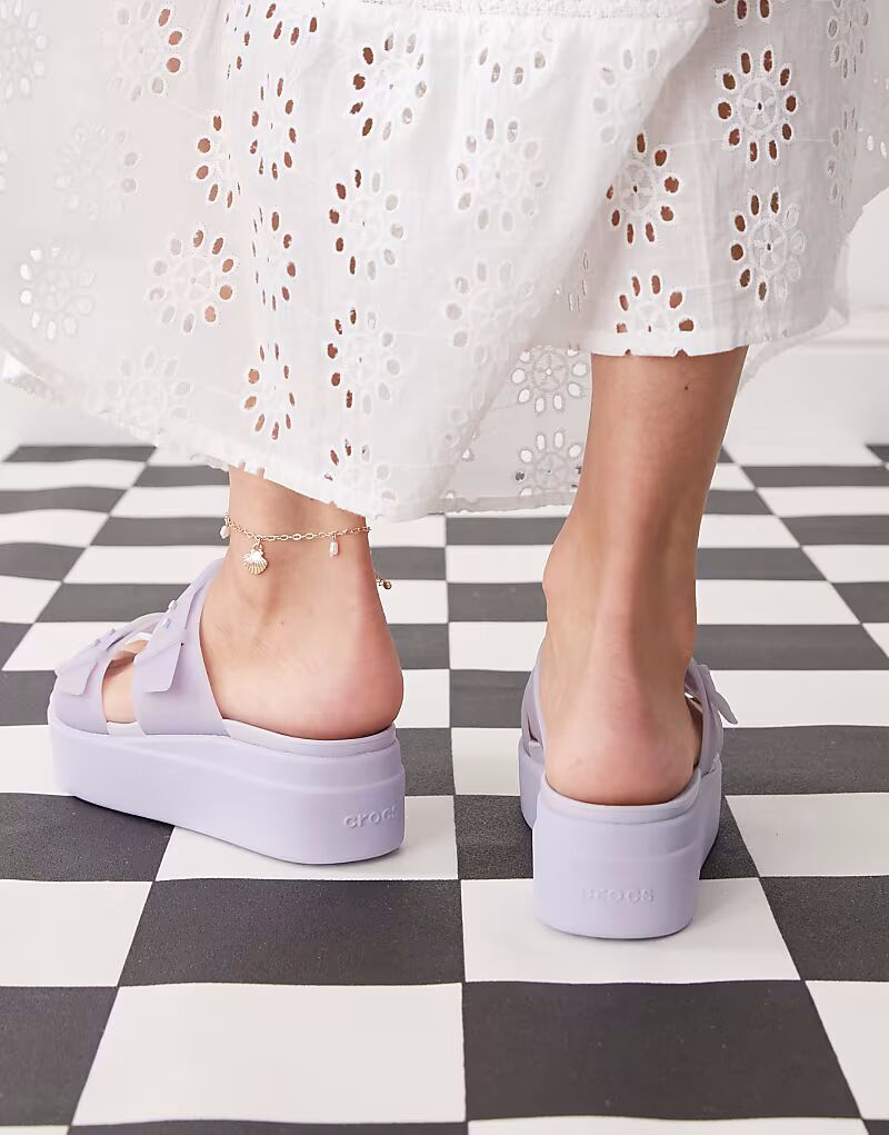 Туфли Crocs Brooklyn на низкой танкетке с пряжкой фиолетового цвета — фото 3