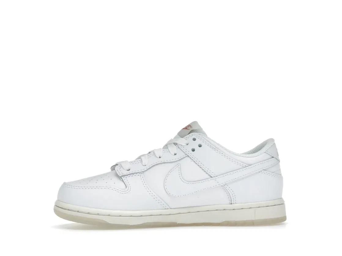 Детские кроссовки Lifestyle с принтом Nike Dunk Low SE Nike, White/Multi-Color/Dark Pony/Light Silver — фото 3