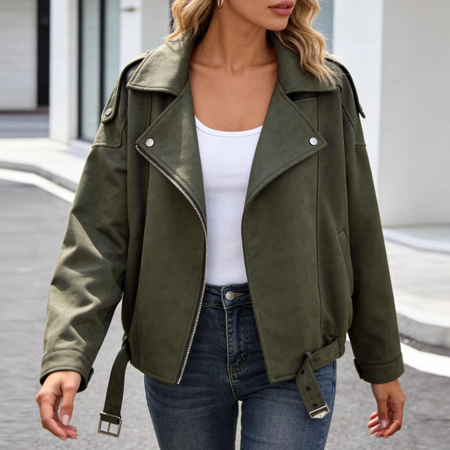Женская куртка-косуха из искусственной замши с поясом, army green — фото 2