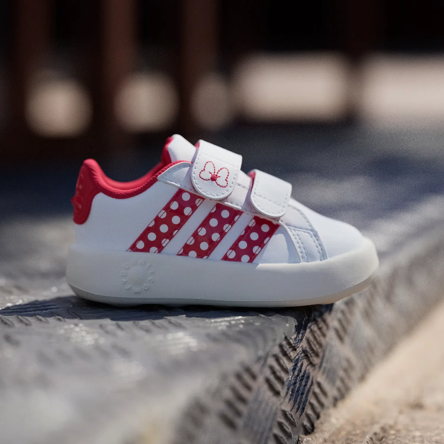 Детские кроссовки с застежкой-липучкой Disney Minnie Mouse Grand Court Adidas Sportswear, белый/рубиновый/молочный — фото 3