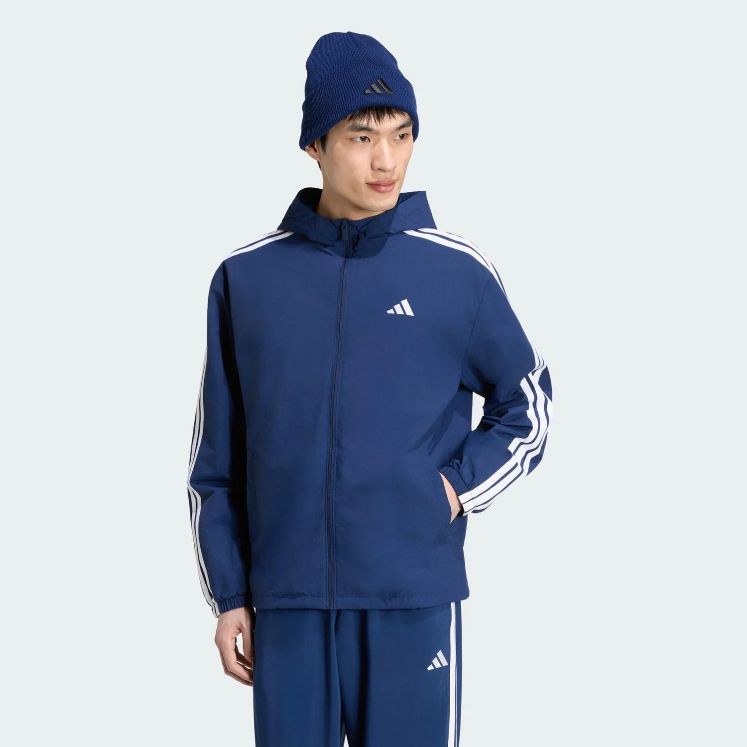 Мужская ветровка с капюшоном Essentials 3-Streifen Woven Windbreaker Adidas, Navyblau Weiss — фото 2