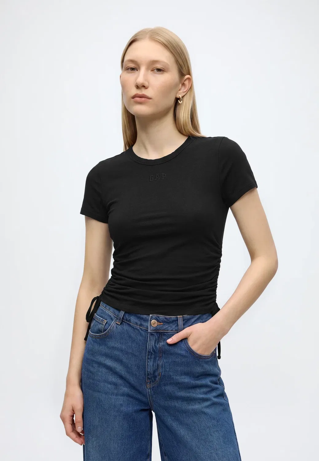 Футболка с логотипом Intl ss и присборенными боками - базовая футболка Gap, Black — фото 4