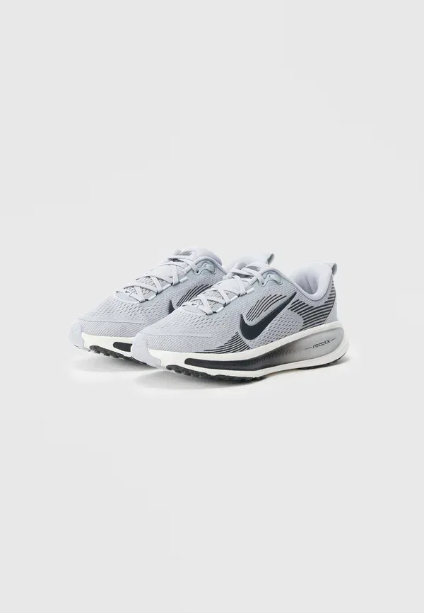 Кроссовки беговые Vomero 18 Nike Performance, Spruce Aura/Black Spruce/Jade Horizon/Light Silver-coloured/Sail, белый/серый — фото 2