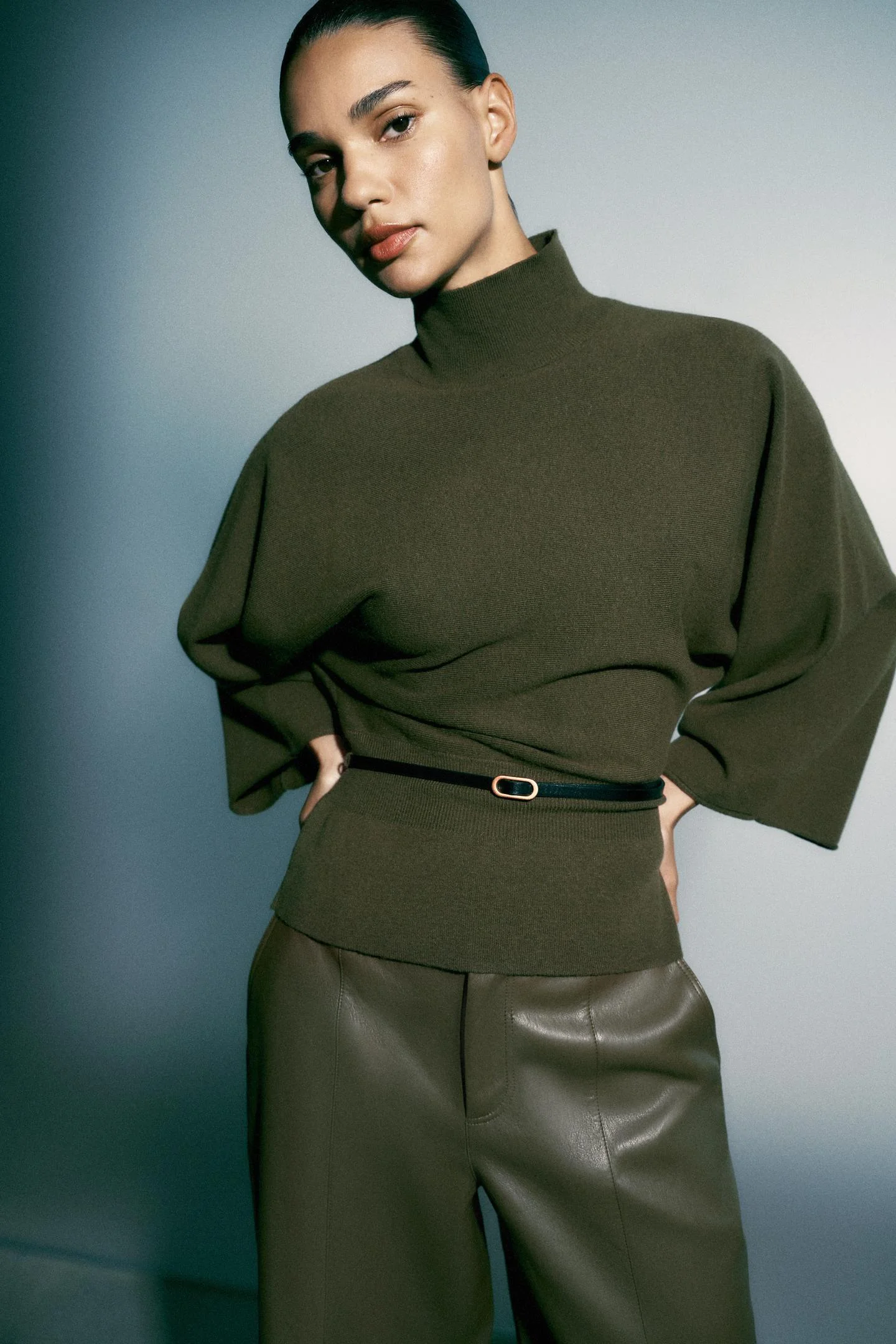 Джемпер Zara с высоким воротом и поясом, хаки