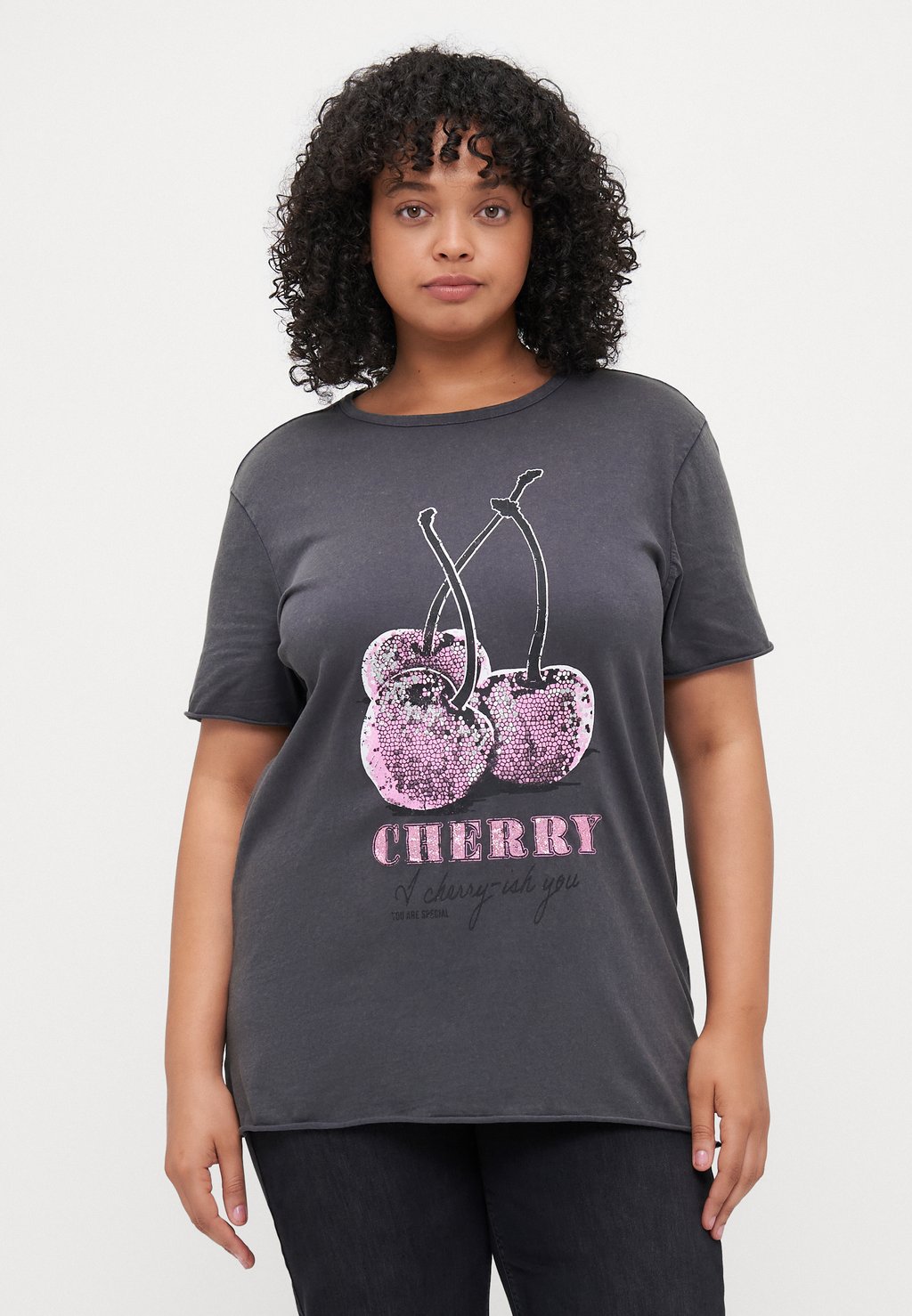 

Футболка с принтом CARMIKO LIFE WASHED TEE ONLY Carmakoma, черный